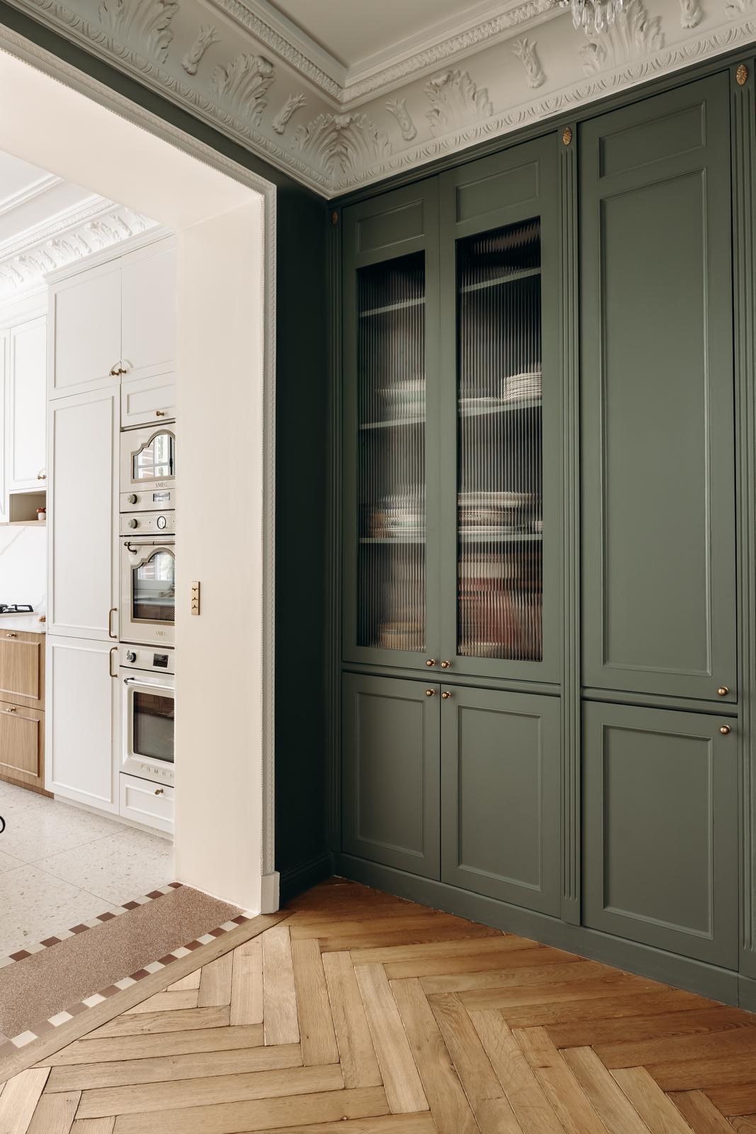 Détail de boiseries vert sauge et parquet rénové